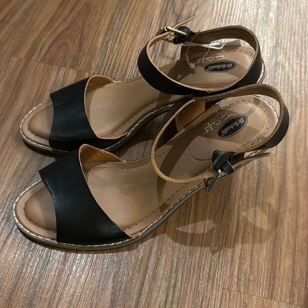 Dr Scholls sandals  size 7.5. Black leather. NWT